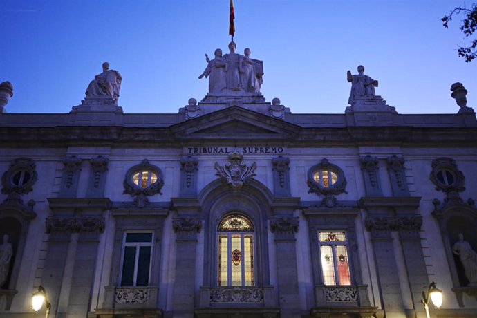 Archivo - Vistas de la fachada de la sede del Supremo, a 21 de diciembre de 2023, en Madrid (España). 