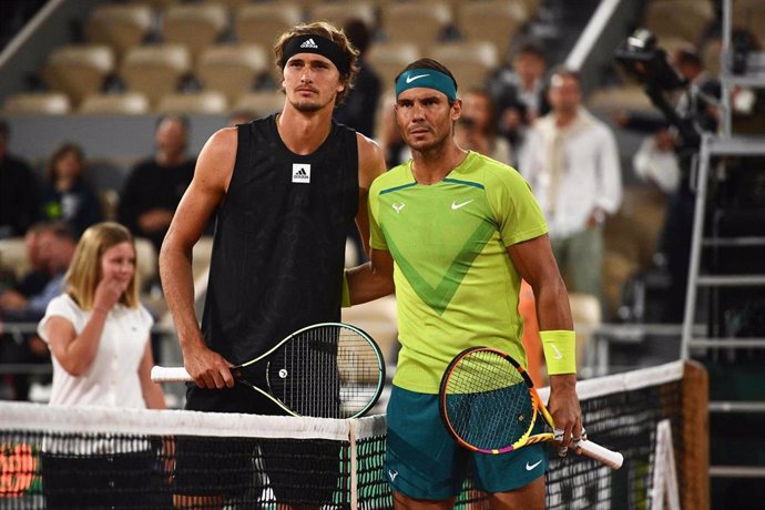Archivo - Rafa Nadal posa junto a Alexander Zverev antes de su semifinal en Roland Garros 2022
