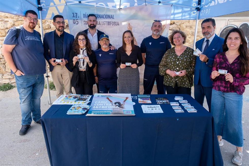 Representantes municipales del Ayuntamiento de Cádiz en la instalación del primer Punto Arcoíris en un instituto de la ciudad.
