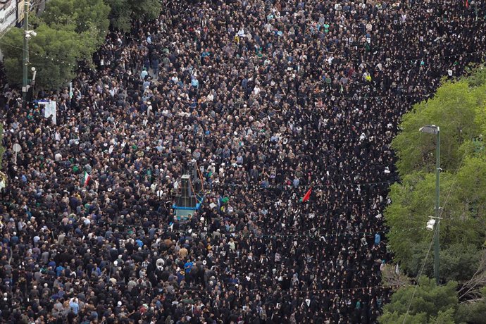 Decenas de miles de personas participan en los actos fúnebres por el fallecido presidente de Irán, Ebrahim Raisi, en la ciudad de Mashhad