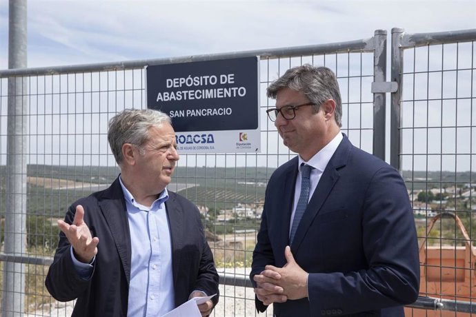 El presidente de la Diputación de Córdoba, Salvador Fuentes (izda.), con el alcalde de Puente Genil, Sergio Velasco.