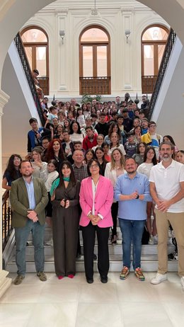 La delegada de Desarrollo Educativo y Formación Profesional de la Junta en Granada, María José Martín Gómez, ha asistido al encuentro de un centenar de alumnos granadinos que han participado en el 'Programa Fénix Andalucía'.
