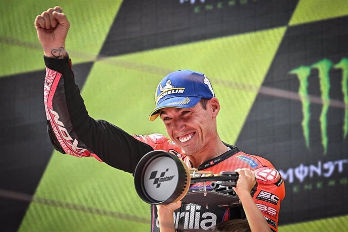 Archivo - El piloto de MotoGP Aleix Espargaró (Aprilia) celebra la victoria en el GP Catalunya 2023 de MotoGP