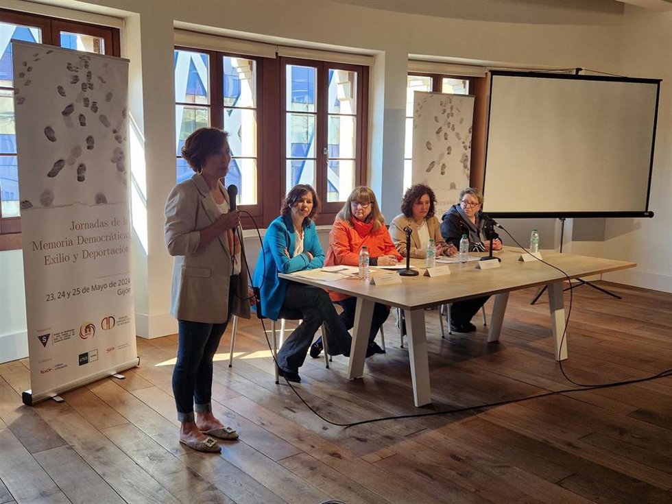 Inauguración de las Jornadas de la Memoria Democrática 'Exilio y Deportación', en la antigua Escuela de Comercio de Gijón.