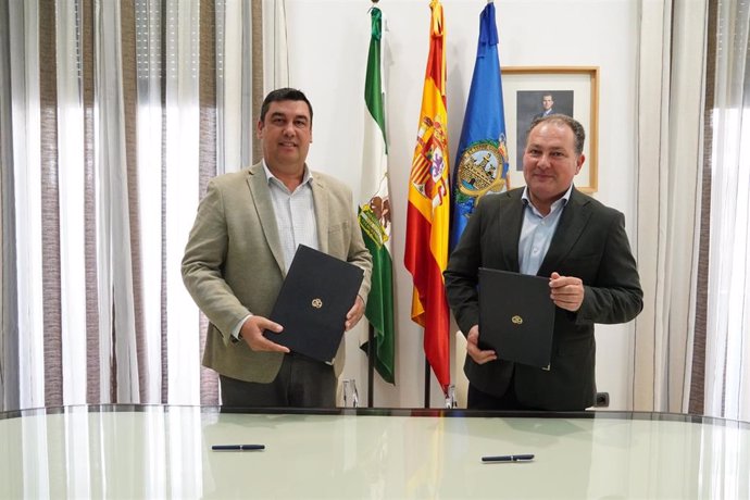 Los presidentes de la Diputación, David Toscano, y el presidente de Freshuelva, Francisco José Gómez.
