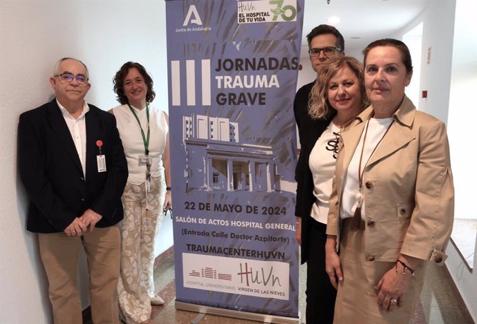 La subdirectora médica del Hospital de  Neurotraumatología y Rehabilitación de Granada, Ana Román, junto con los organizadores de las jornadas de trauma grave