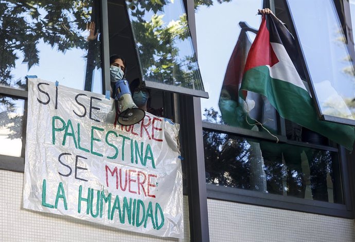 Estudiants de la UV durant un tancament a favor de Palestina. 