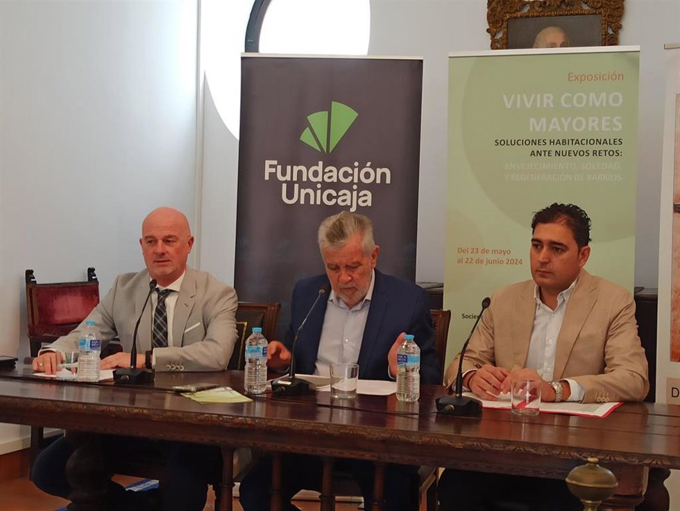 El presidente de la Sociedad Económica Amigos del País, José María Ruiz Povedano; el profesor de la ETS de Arquitecrtura de la UMA, Jonathan Ruiz Jaramillo; y el responsable de Literatura de la Fundación Unicaja, Francisco Cañadas.