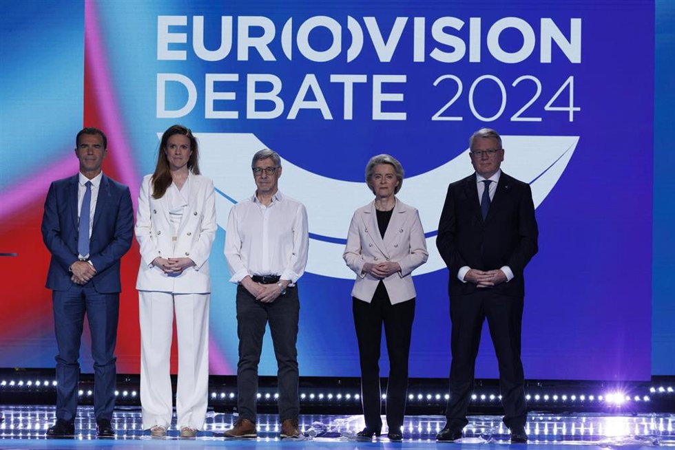 Los eurodiputados Sandro Gozi, Terry Reintke, Walter Baier, la presidenta de la Comisión Europea, Ursula Von der Leyen, y el comisario de Empleo y Derechos Sociales de la UE, Nicolas Schmit, antes del debate de los candidatos a la presidencia de la UE.