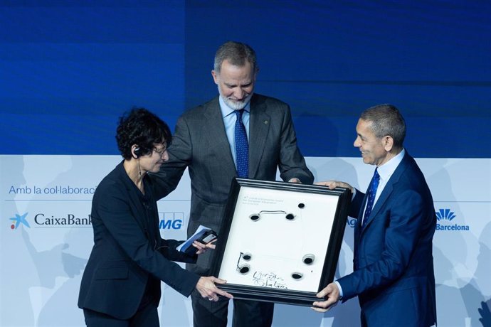 Los cofundadores de BioNTech, Ugur Sahin y Ozlem Tureci, reciben el Premio a la Construcción Europea del Cercle d'Economia de manos del Rey Felipe VI.