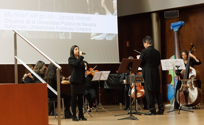 Archivo - Interpretación de una pieza por la Orquesta de la UPNA.
