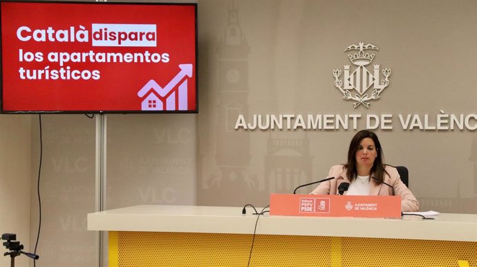 Archivo - Arxiu - La portaveu del PSPV-PSOE a l'Ajuntament de València, Sandra Gómez, durant una roda de premsa oferida per a denunciar l'augment d'apartaments turístics il·legals