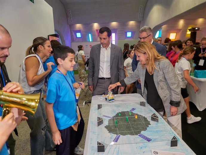 La presidenta del Cabildo de Tenerife, Rosa Dávila, visita la Feria STEAM Future