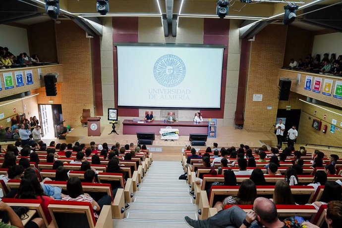 Jornada en la UAL del proyecto 'Mi playa bonica'.