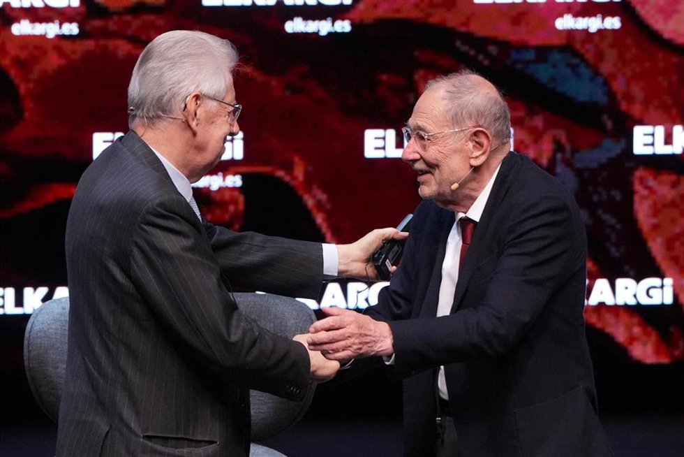 El exprimer ministro de Italia, Mario Monti (i), y el exsecretario general de la OTAN Javier Solana (d), durante la 34 edición del encuentro empresarial de Elkargi, en el Palacio de Congresos Kursaal