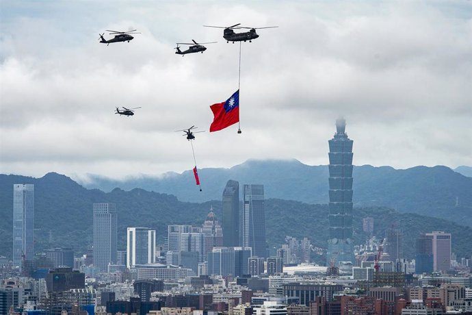 Helicópteros sobrevuelan la ciudad de Taipei portando la bandera de Taiwán.