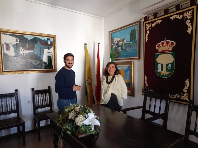 La delegada de Justicia, Administración Local y Función Pública de la Junta en Huelva, Camen Céspedes, y el alcalde de Alájar, Fidel Hermoso.