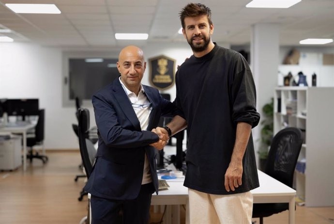 El CEO de Sportium, Alberto Eljarrat, y el fundador y CEO de Kosmos, el exfutbolista Gerard Piqué.