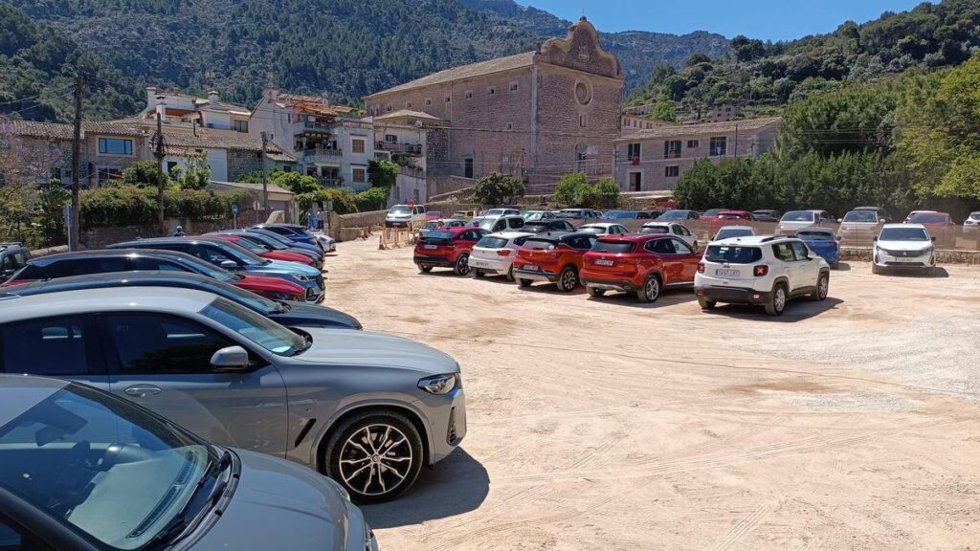 Aparcamiento en un solar de Sóller.