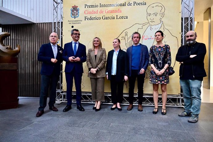 Archivo - Jurado del XX Premio Lorca, con la alcaldesa de Granada, Marifrán Carazo, tercera por la izquierda, en imagen de archivo