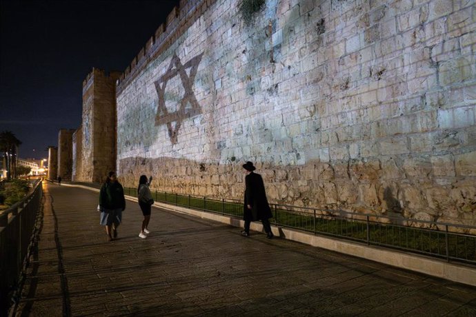 Archivo - October 10, 2023, Jerusalem, Israel: The Jerusalem Municipality projects the Israeli flag on the walls of Jerusalem's Old City near the Jaffa Gate in solidarity with the nation. Israel is engaged in a war with Hamas of the Gaza Strip following m