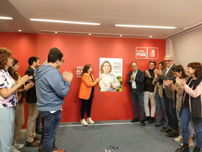 El candidato número 9 del PSOE a las elecciones europeas, César Luena, junto a la secretaria general del PSOE, Concha Andreu, y cargos socialistas en el arranque de la campaña electoral al Parlamento Europeo