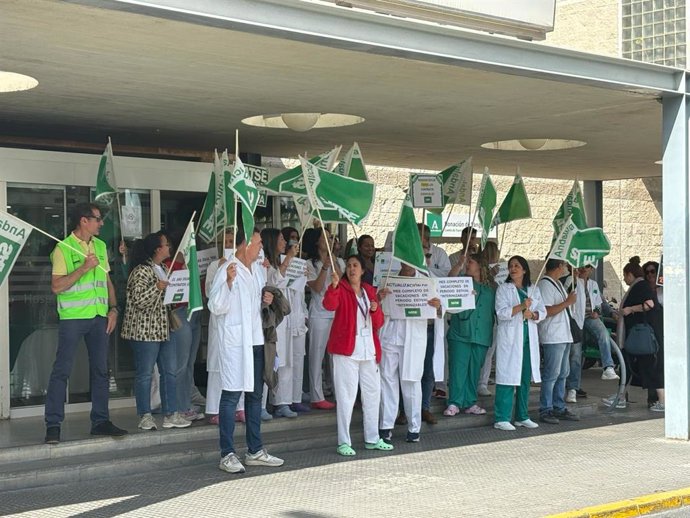 Concentración de sanitarios este jueves en la puerta del Hospital Juan Ramón Jiménez de Huelva.