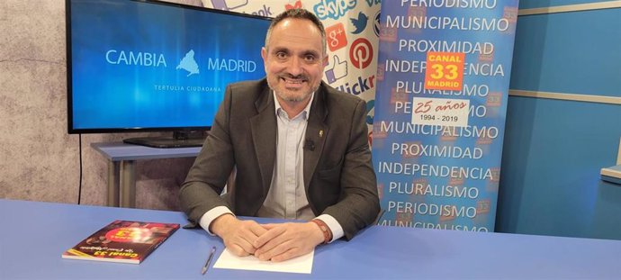 El alcalde de Móstoles, Manuel Bautista, en una entrevista en Canal 33 TV