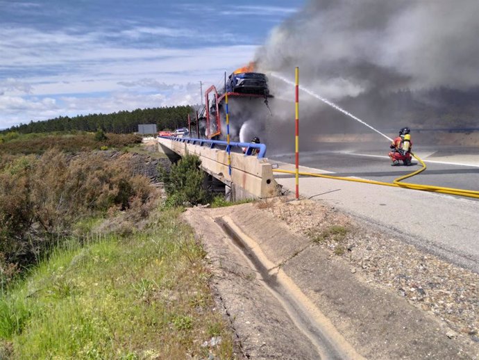 El incendio de un camión en Villagatón (León) calcina el semirremolque y ocho vehículos que transportaba.
