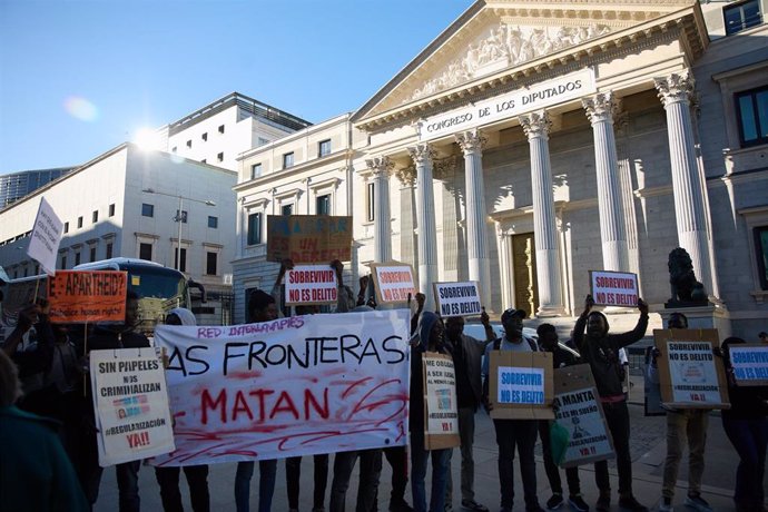 Archivo - Varias personas se concentran frente al Congreso en defensa de la ILP RegularizaciónYa mientras se debate la iniciativa en el Congreso, a 9 de abril de 2024, en Madrid (España).