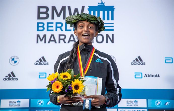 Archivo - La atleta etíope Tigist Assefa tras batir el récord del mundo de maratón en Berlín