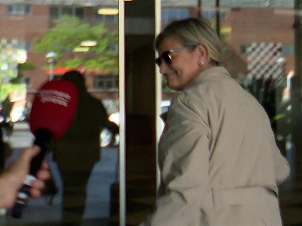 MARILÓ DE LA RUBIA LLEGA AL HOTEL DE ZARAGOZA DONDE SE ENCUENTRA ISABEL PANTOJA