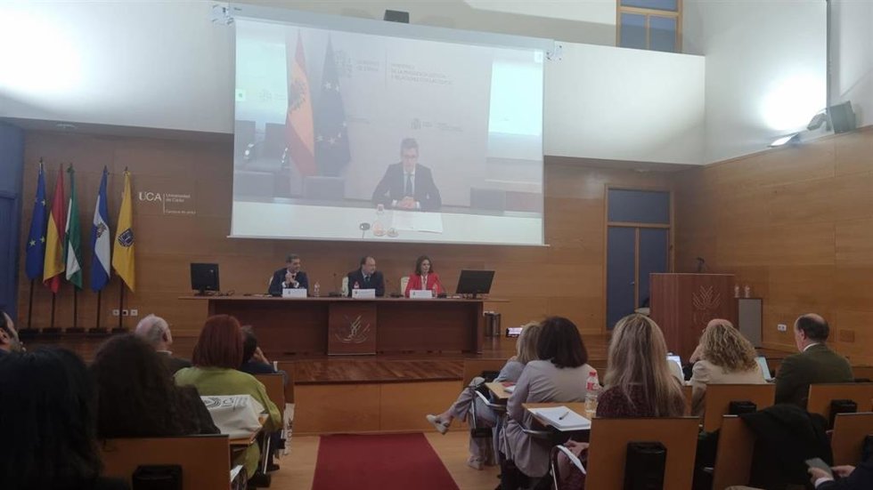 El ministro de Presidencia, Justicia y Relaciones con Las Cortes, Félix Bolaños, interviniendo por videoconferencia en la XXXI Conferencia de Decanas y Decanos de Derecho de España, celebrada en el campus de Jerez