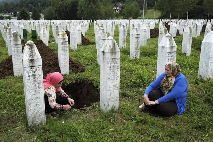 Archivo - July 12, 2018 - Srebrenica / Potocari, Bosnia, Bosnia - Europe, Bosnia, Srebrenica, Potocari memorial cemetery, july 12, 2018: About 80 burials are opened and the bodies exhumed to be able to add other parts of the body found after the burial. T