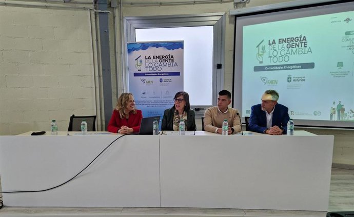 La directora general de Energía y Minería, Belarmina Díaz; la consejera de Transición Ecológica, Industria y Desarrollo Económico, Nieves Roqueñí; David Vázquez, secretario general de  Ineltas y Carlos García Sánchez