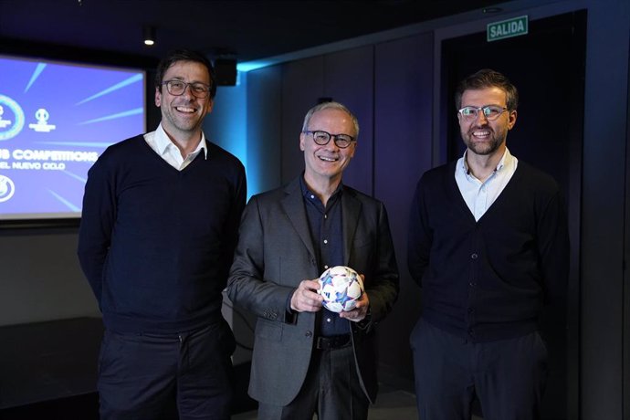 El secretario general adjunto y director de Fútbol de la UEFA, Giorgio Marchetti, acompañado del jefe de las Competiciones de Clubes y Agenda de la entidad, Tobias Hedstück, y el 'project manager' de Competiciones de Clubes, Santiago Solsona.