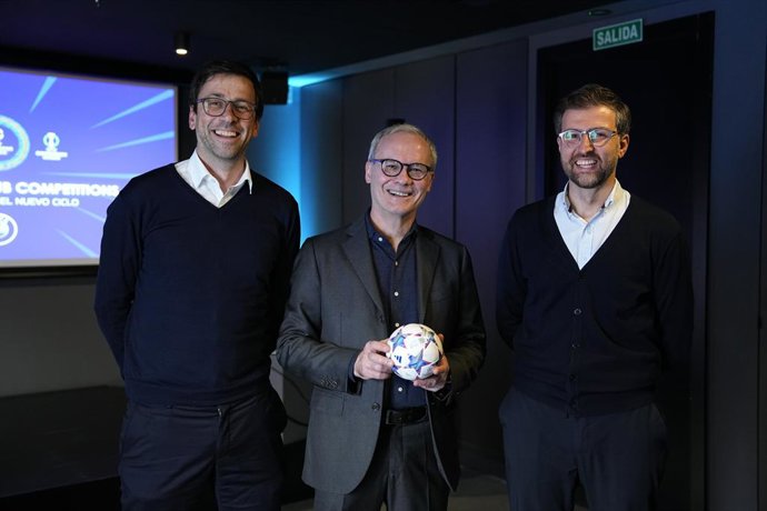 El secretario general adjunto y director de Fútbol de la UEFA, Giorgio Marchetti, acompañado del jefe de las Competiciones de Clubes y Agenda de la entidad, Tobias Hedstück, y el 'project manager' de Competiciones de Clubes, Santiago Solsona.