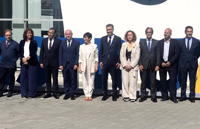 La ministra Isabel Rodríguez y la consellera en funciones Ester Capella, junto al resto de autoridades en la inauguración de Construmat.