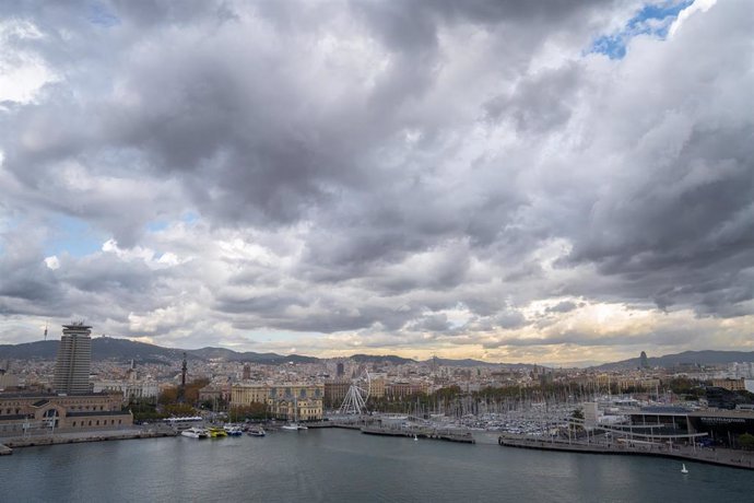 Archivo - Vista general del Puerto de Barcelona desde el mirador Hotel Grand Marina, a 25 de noviembre de 2022, en Barcelona, Catalunya (España).