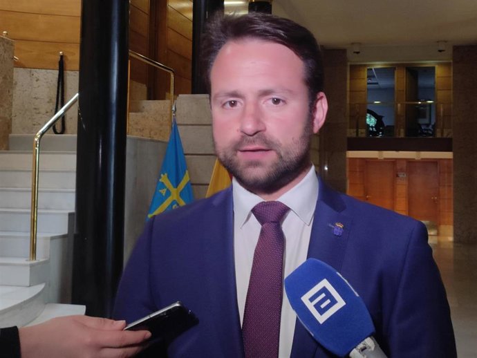 El presidente del PP de Asturias y portavoz en la Junta General, Álvaro Queipo, tras una reunión en Presidencia sobre la reforma del artículo 4 del Estatuto de Autonomía