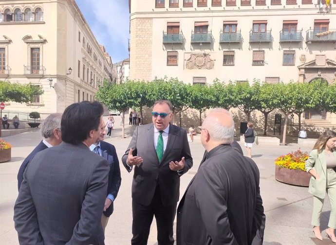 El consejero de Turismo, Cultura y Deporte, Arturo Bernal (c), antes de atender a los periodistas en Jaén.