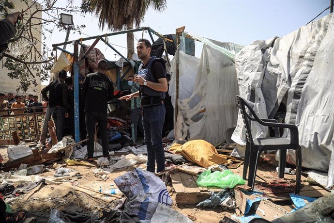 Archivo - Varios palestinos inspeccionan una zona de Deir el Balá tras un ataque israelí contra la Franja de Gaza