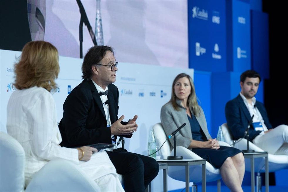 La ceo de Alinia, Ariadna Font, el 'azure app innovation & developer de Microsoft, Ignacio Melero, y el catedrático de Inteligencia Artificial (IA) Ulises Cortés