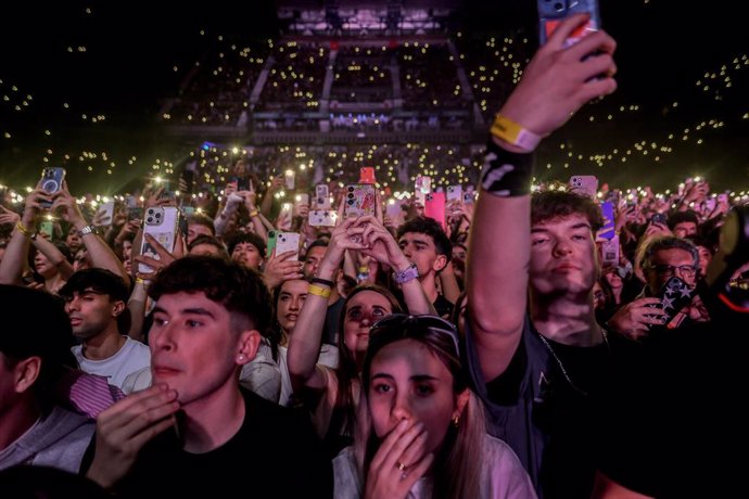 Público durante el concierto del cantante Myke Towers  en el WiZink Center, a 21 de mayo de 2024, en Madrid (España). Michael Anthony Torres Monge, conocido artísticamente como Myke Towers, es un cantante y compositor puertorriqueño, con una carrera reple