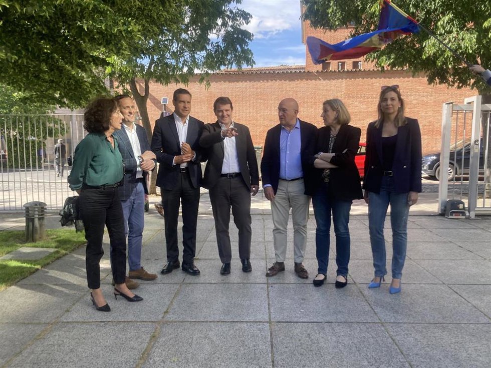 Cantalapiedra (i), Íscar, De la Hoz, Mañueco, Carnero, Blanco y Muñoz, antes del acto del PP en Valladolid.