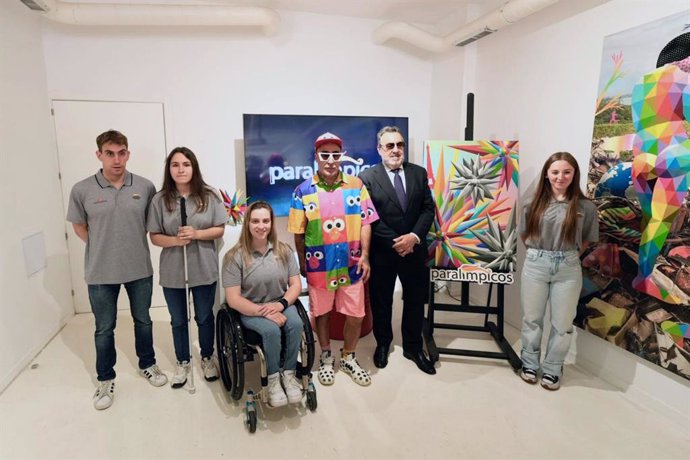 Okuda regala al equipo paralímpico español dos piezas de arte urbano para promocionar los Juegos de París.