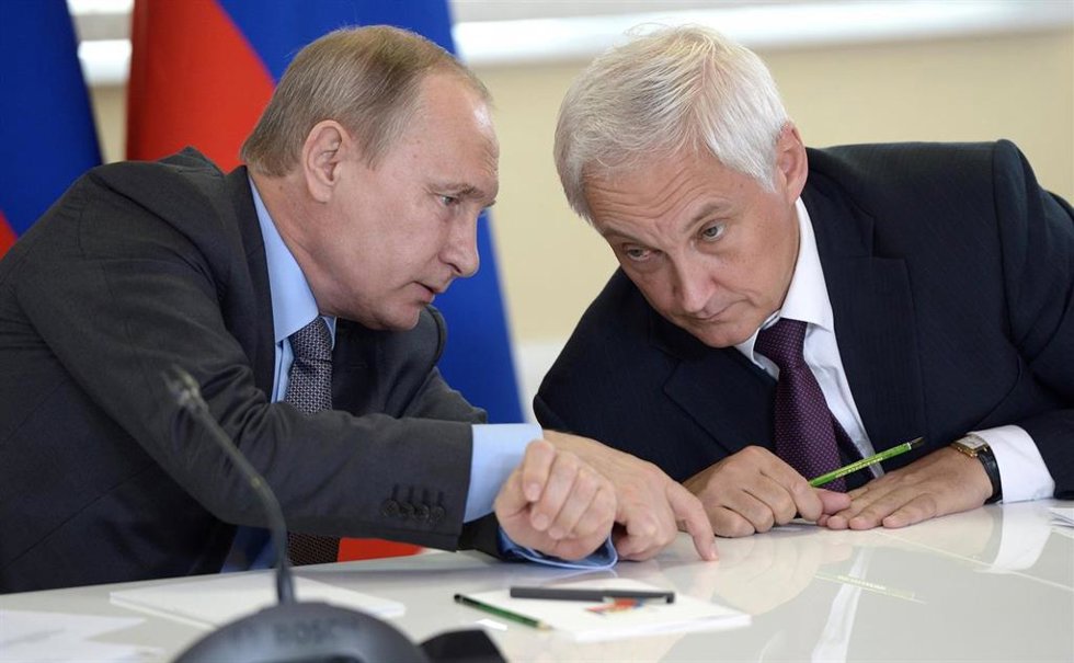 Archivo - El presidente de Rusia, Vladimir Putin, y el ministro de Defensa, Andrei Belousov.