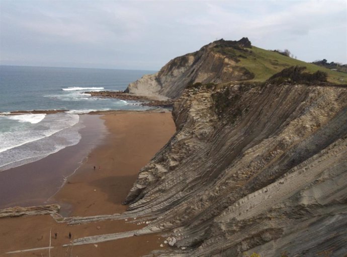 Archivo - Playa en Zumaia (Gipuzkoa)