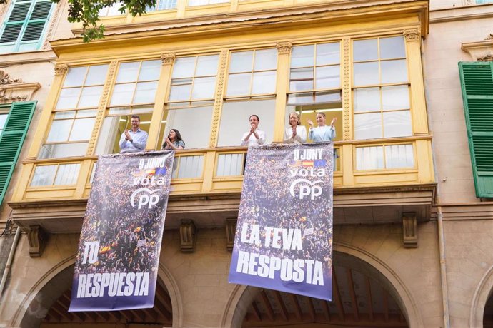 Despliegue de carteles en la sede del PP, en Palma, de cara a las elecciones europeas del 9J.