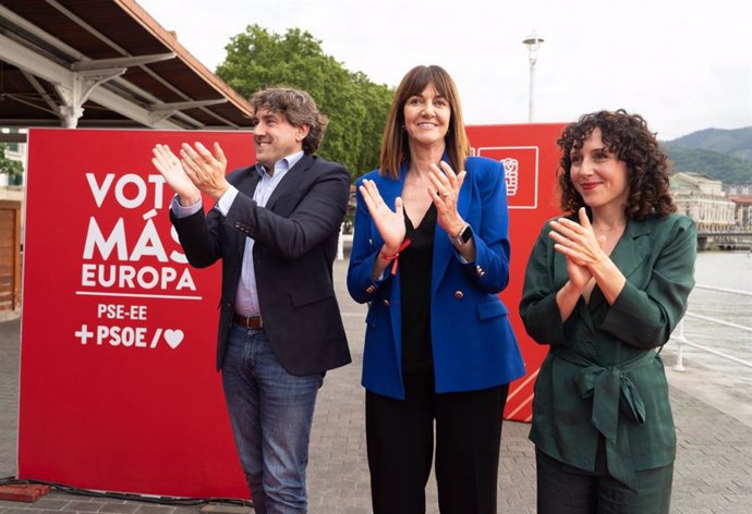 La candidata del PSOE a las elecciones europeas Idoia Mendia, el secretario general del PSE-EE, Eneko Andueza, y la teniente alcalde de Bilbao, Nora Abete, en el mitin de arranque de campaña en Bilbao